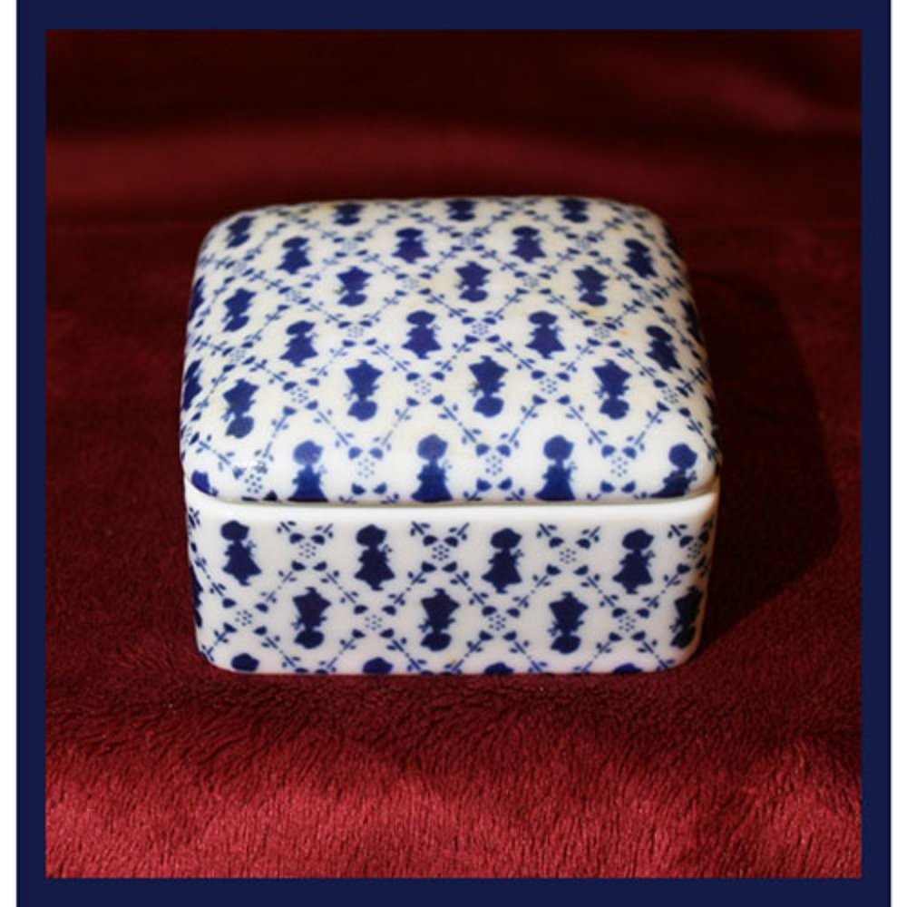 vintage Holly Hobbie petite pattern porcelain trinket box with cover - 1980